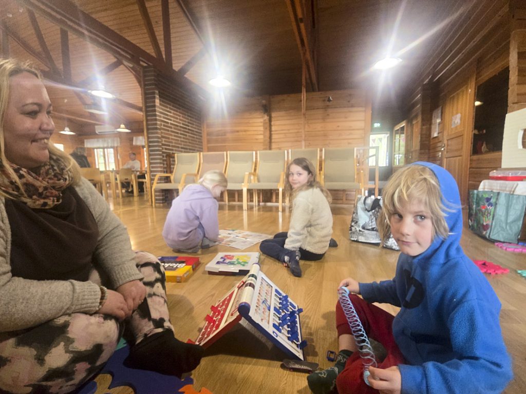 Nuorisotyön ohjaaja Mari Kettunen pelasi Samuelin kanssa Reilan leirikeskuksen piknik-päivässä.