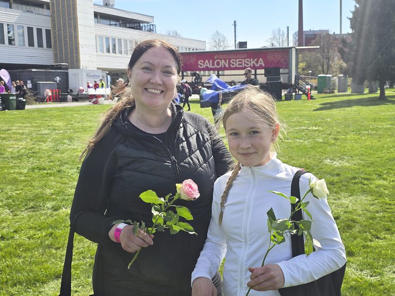Riikka ja Amelia Syrjälä saivat kotiin vietäväksi arvonnassa voittamansa urheilukellon.