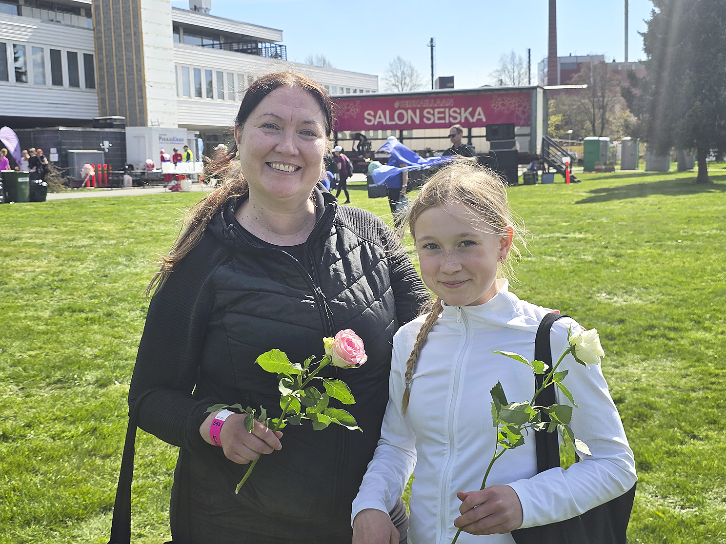Riikka ja Amelia Syrjälä saivat kotiin vietäväksi arvonnassa voittamansa urheilukellon.
