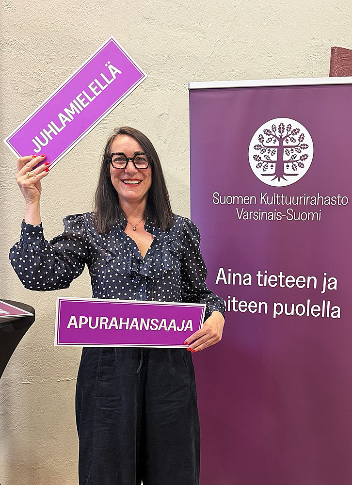 Géraldine Carrard iloitsee runotapahtuman saamasta tuesta.