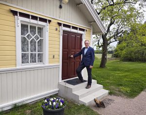 Pertti Hemmilä saneerasi kotitilansa päärakennuksen omasta metsästä saadulla puutavaralla.