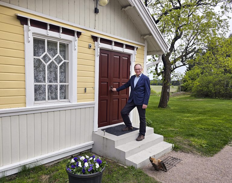 Pertti Hemmilä saneerasi kotitilansa päärakennuksen omasta metsästä saadulla puutavaralla.