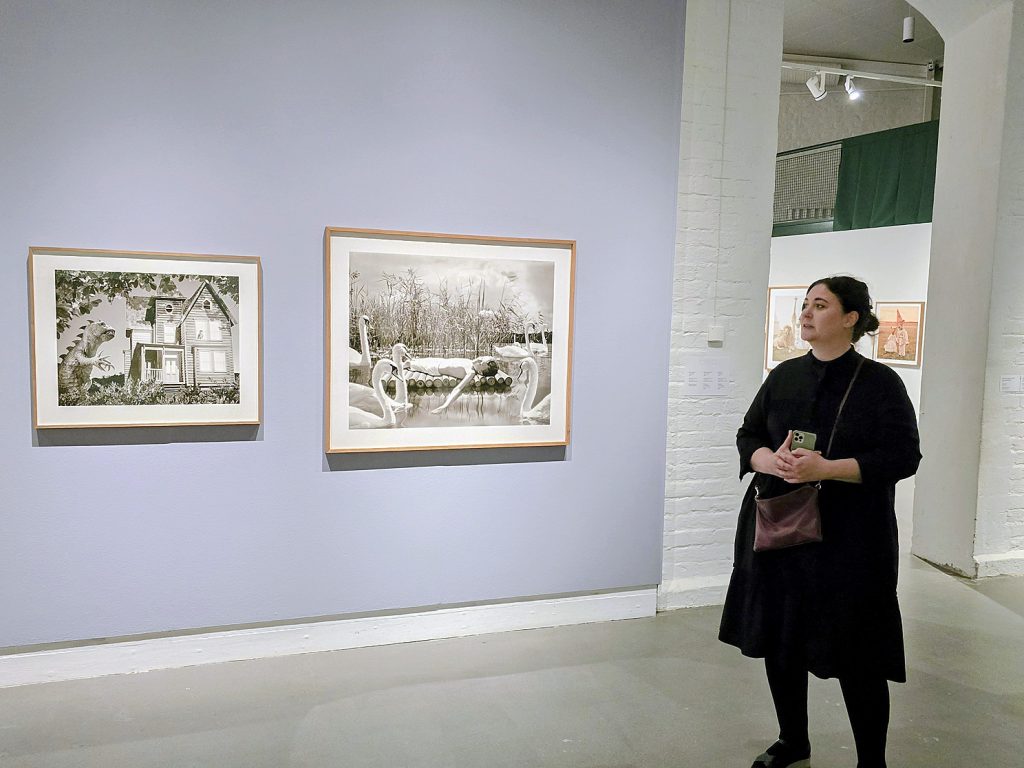 Ruotsalainen kuvataiteilija Helena Blomqvist esitteli Salon Taidemuseossa avattua näyttelyään englanniksi. Uusi ystäväni – The New Friend koostuu viidestä kokonaisuudesta.
