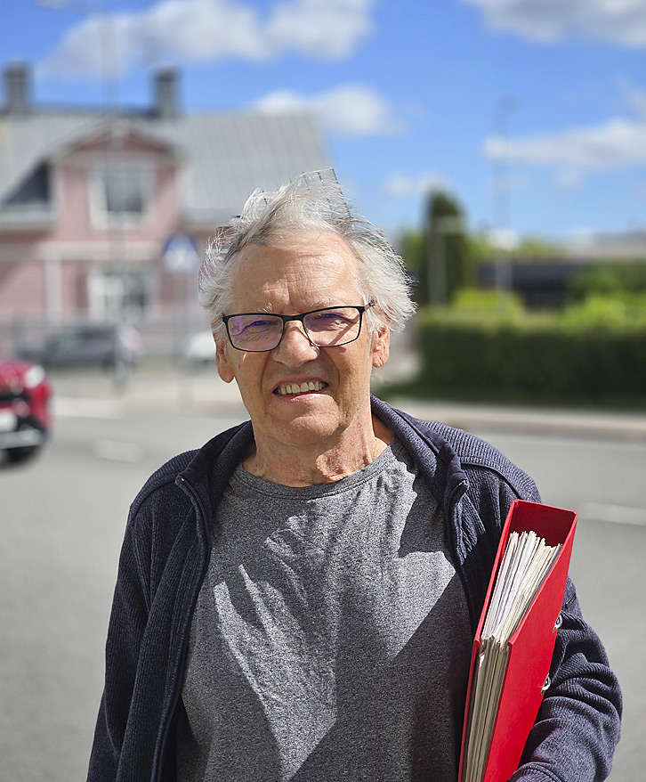 Puheenjohtaja Martti Halme kertoo Pro Rantakivien peruneen kaavavalituksensa.