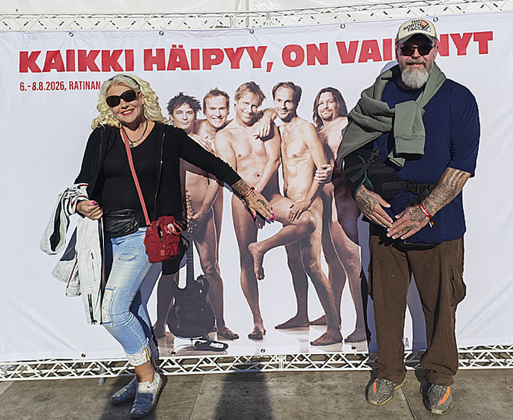 Somerolainen yrittäjä Anita Hallapelto fiilisteli keikalla miehensä Ranen kanssa.