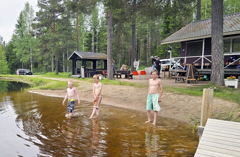 Max, Nooa ja Oskari ovat oppineet uimaan Myllytyryllä.