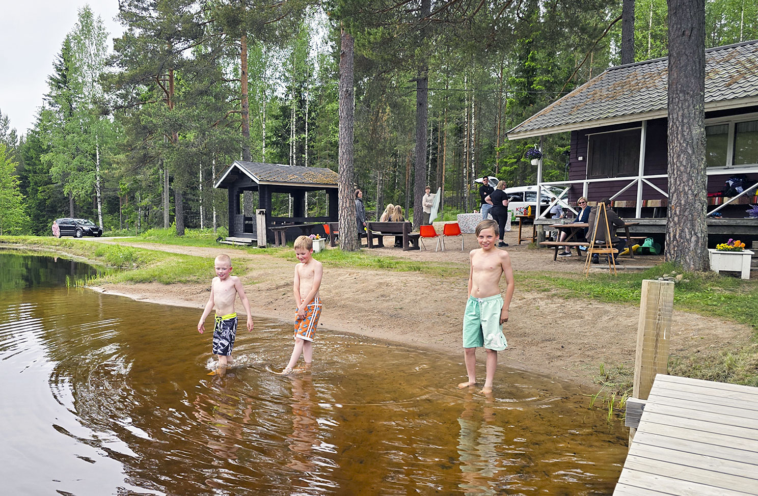Max, Nooa ja Oskari ovat oppineet uimaan Myllytyryllä.