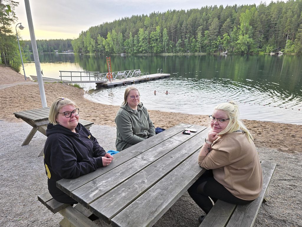Tiina Vesala, Anu Ahti ja Tuula Vesala käyvät välillä lasten kanssa Nummijärvellä uimassa.
