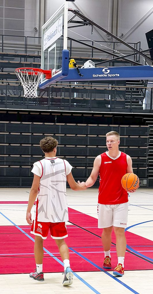 Simeon Stefanović ja Riku Laine ovat tutustuneet jo toisiinsa Salohallissa alkaneissa joukkueharjoituksissa.