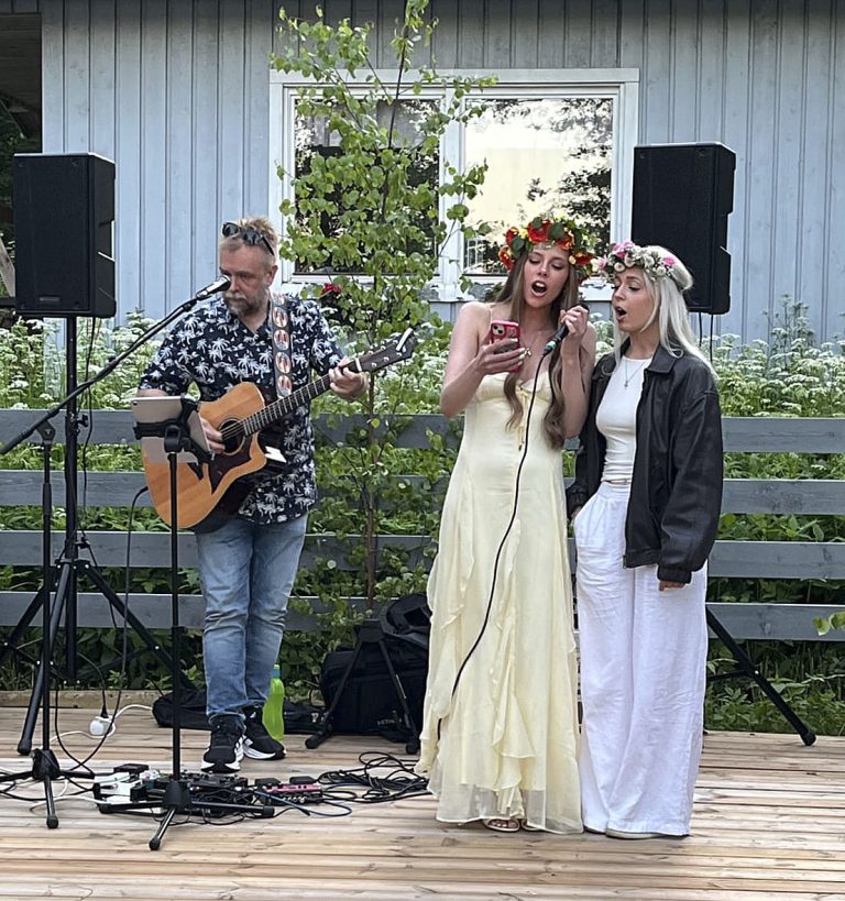 Karaoke oli juhannusjuhlan suosittu ohjelmanumero.