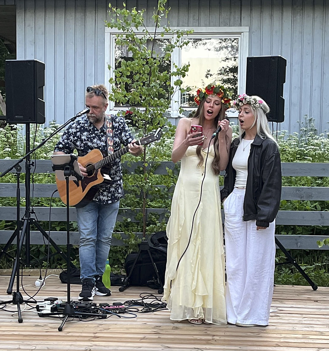 Karaoke oli juhannusjuhlan suosittu ohjelmanumero.